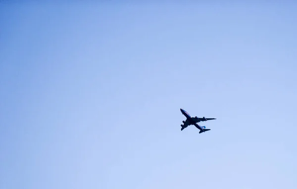 Επιβατικό Αεροπλάνο Κατά Καθαρό Γαλάζιο Ουρανό Ταξιδιώτη — Φωτογραφία Αρχείου