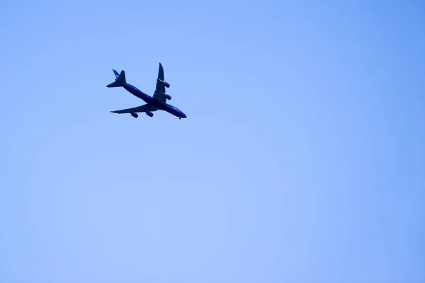 Επιβατικό Αεροπλάνο Κατά Καθαρό Γαλάζιο Ουρανό Ταξιδιώτη — Φωτογραφία Αρχείου