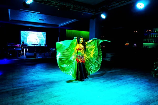 2018年6月26日アゼルバイジャン バクー アラブ舞踊ダンサーがレストランで舞台上で踊る — ストック写真