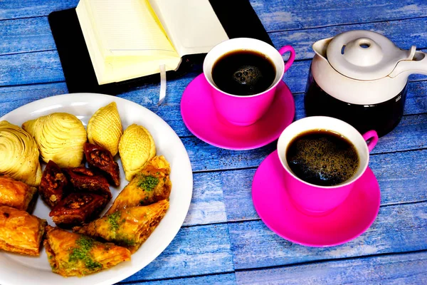 Osttürkisch Azerbaijani Baklava Und Kaffee Auf Dem Blauen Holztisch — Stockfoto