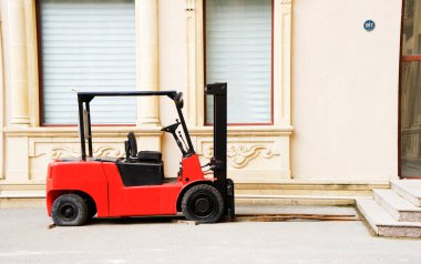 Bahçedeki Kızıl Pürüzlü Forklift