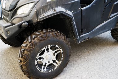 Bahçede siyah ATV Dörtlü bisiklet. Kapat.