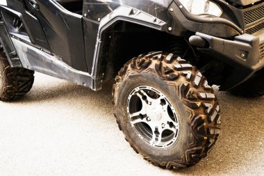 Bahçede siyah ATV Dörtlü bisiklet. Kapat.
