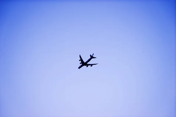 Passagierflugzeug Fliegt Gegen Strahlend Blauen Himmel — Stockfoto