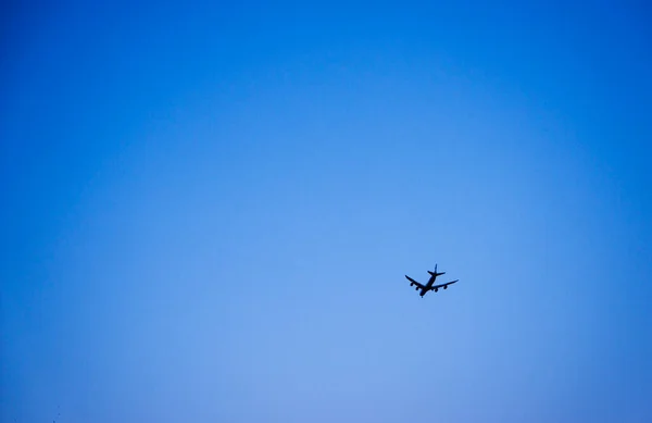 真っ青な空に向かって旅客機が飛ぶ — ストック写真