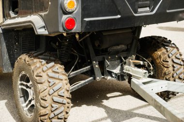 Bahçede siyah ATV Dörtlü bisiklet. Kapat.