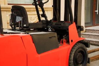 Bahçedeki Kızıl Pürüzlü Forklift