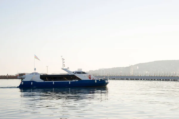 Grote Blauwe Veerboot Passagiersboot Aan Zee — Stockfoto