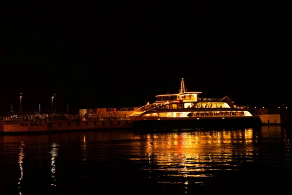 Прогулянковий Пасажирський Човен Портовому Місті Вночі — стокове фото