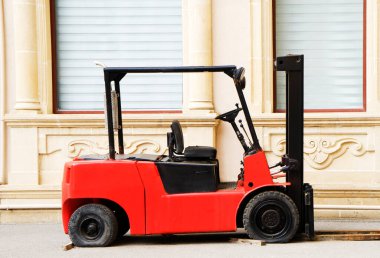 Bahçedeki Kızıl Pürüzlü Forklift