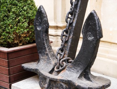 Siyah sunucu heykeli caddede duruyor.