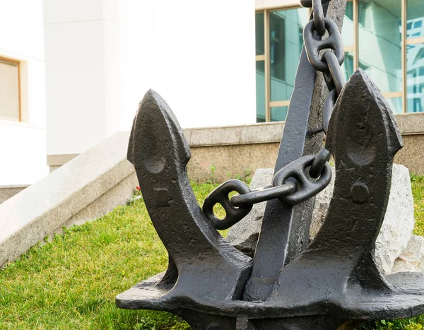 Czarny Pomnik Kotwicy Stoi Ulicy — Zdjęcie stockowe