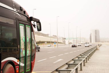 Sabahın erken saatlerinde otobüs yola çıkıyor. Trafik ışıkları ve ulaşım ile trafiğe bak