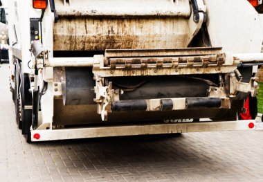 İçinde atık olan bir çöp kamyonunun arkasında.