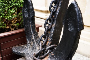 Sunucu heykeli caddede duruyor. Yaklaş.