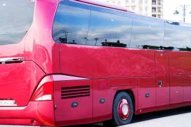 Kırmızı otobüsler şehir otobüs durağında.