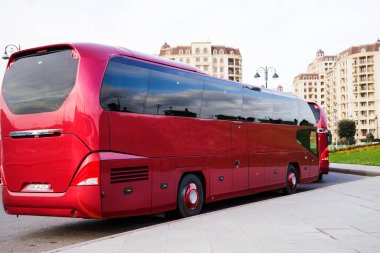 Kırmızı otobüsler şehir otobüs durağında.