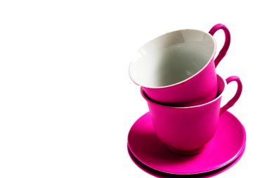 Beyaz arka planda iki pembe seramik kupa, izole.