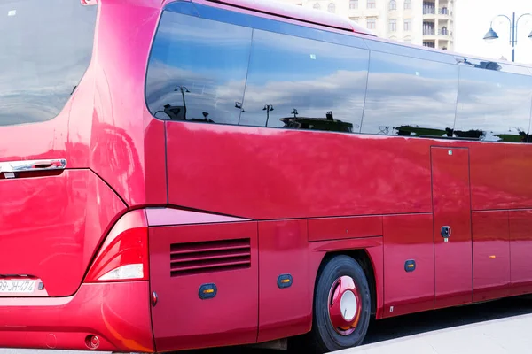 Kırmızı otobüsler şehir otobüs durağında.