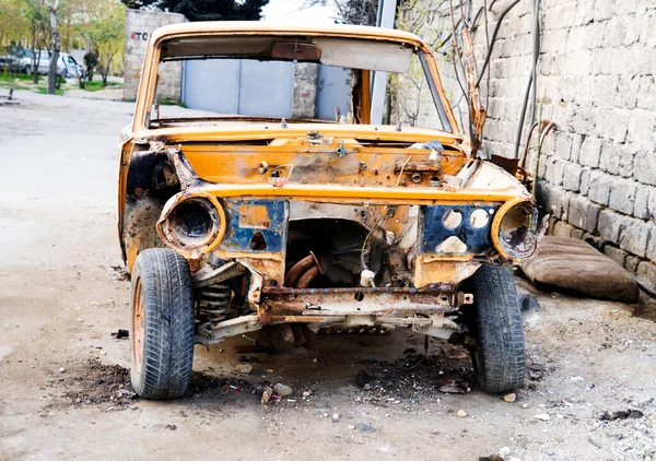 Sokakta araba kazası, çarpışmadan sonra araba hasarı..