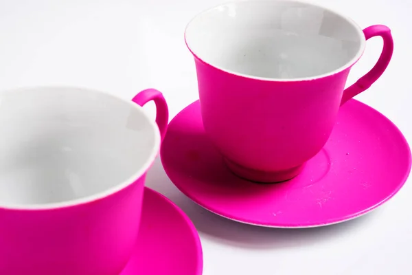 白色背景的两个粉红色陶瓷杯 隔离的 — 图库照片