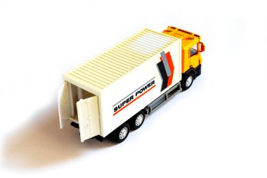 Üzerinde beyaz bir römork olan sarı bir kamyonet. Beyaz bir arka planda izole edilmiş. Kırpma yolu dahil