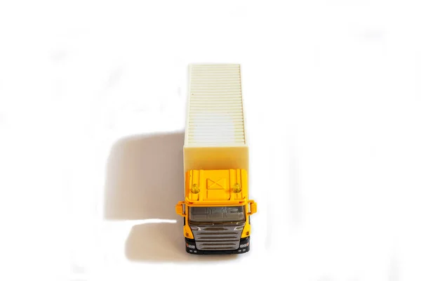 Um semi-caminhão amarelo com um reboque branco anexado. Isolado sobre um fundo branco. Caminho de recorte incluído — Fotografia de Stock
