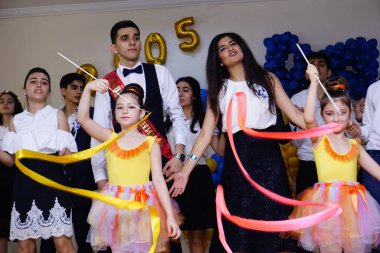 Bakü, Azerbaycan-14 Mayıs 2016: Sahnede dans eden küçük jimnastikçiler.