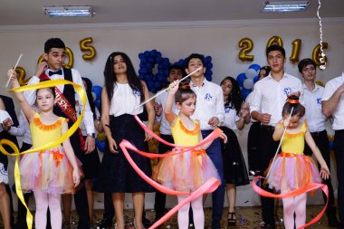 Bakü, Azerbaycan-14 Mayıs 2016: Sahnede dans eden küçük jimnastikçiler.