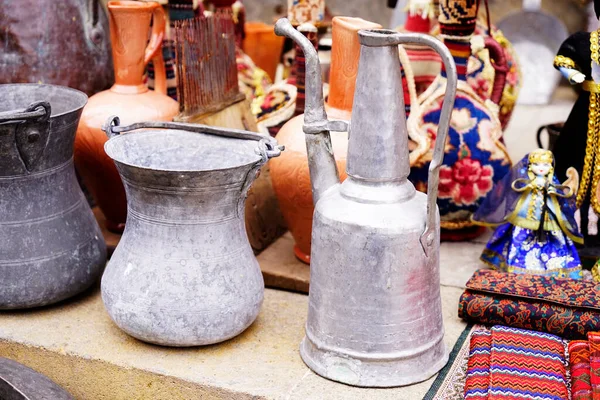 Eski mutfak gereçleri, çaydanlıklar, kahve makineleri, semaverler, tabak kapları vs.