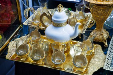 Antika, antika, oryantal, Türk, Azerbaycan ulusal çay bardakları satışta. Siyah Türk çayı, geleneksel Türk çay bardakları..