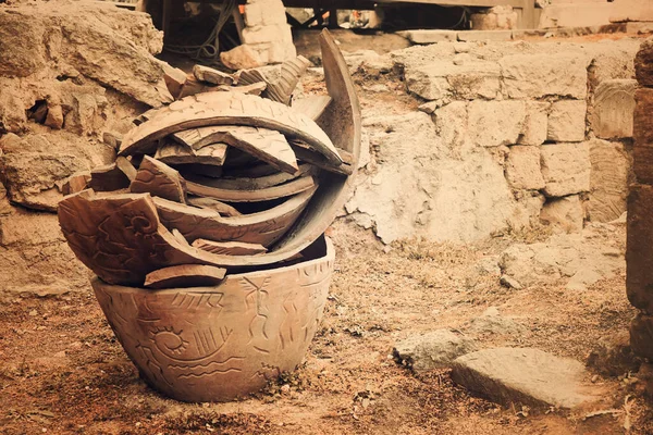 Grandes Panelas Barro Quebradas Ficar Chão Toned — Fotografia de Stock