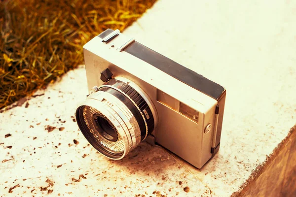 Câmera Filme Soviética Vintage Uma Pedra Fundo Embaçado Natureza Profundidade — Fotografia de Stock