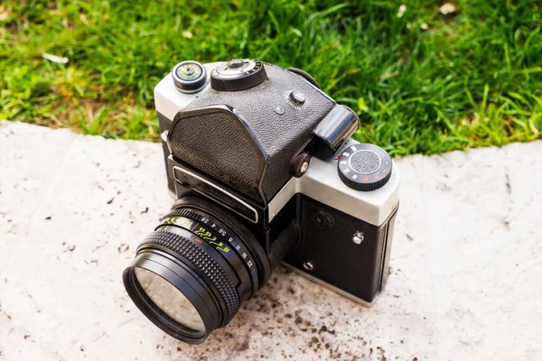 Cámara Cine Soviética Vintage Una Roca Sobre Fondo Borroso Naturaleza — Foto de Stock