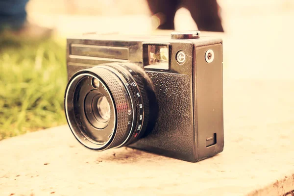 Vintage Sowjetische Filmkamera Auf Einem Felsbrocken Vor Verschwommenem Hintergrund Der — Stockfoto
