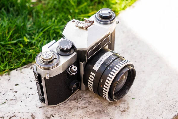 Vintage Sowjetische Filmkamera Auf Einem Felsbrocken Vor Verschwommenem Hintergrund Der — Stockfoto