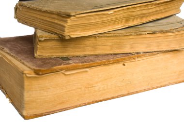 Beyaz arka planda izole edilmiş antika büyük kitaplar yığını.