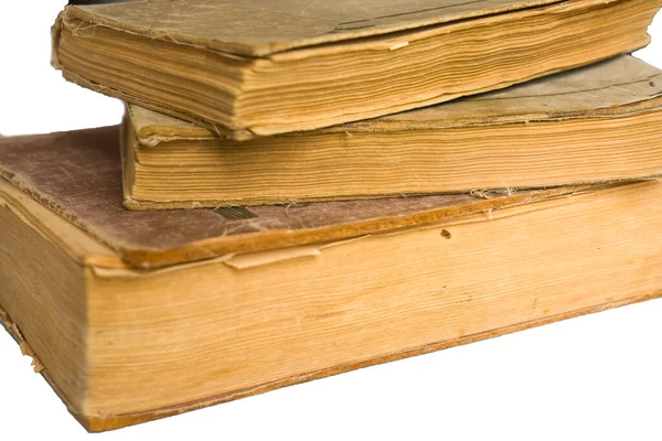 Beyaz arka planda izole edilmiş antika büyük kitaplar yığını.