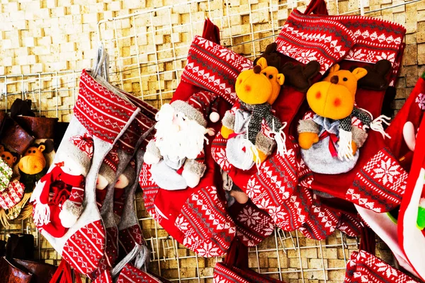 Vánoční Dekorace Punčochy Hračky Visí Přes Rustikální Kámen Pozadí — Stock fotografie