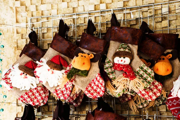 전통적 매달려 크리스마스 스타킹과 장난감 — 스톡 사진