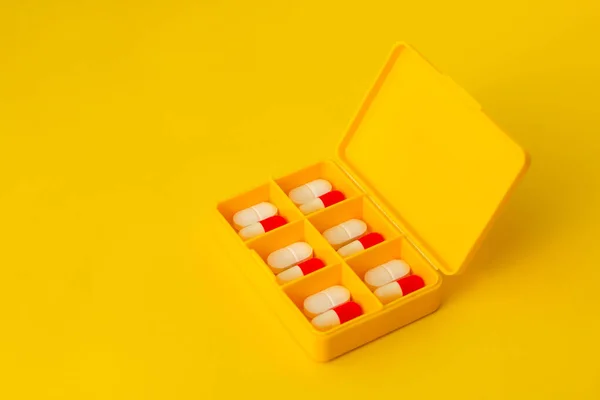 Picaporte Amarillo Con Pastillas Sobre Fondo Amarillo —  Fotos de Stock