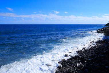 Dalgalar kayalara çarpıyor..