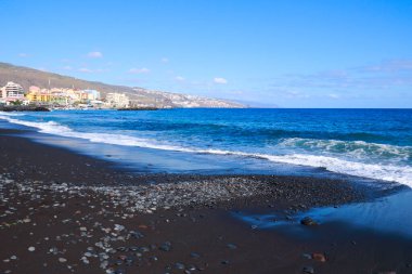 Dalgalar kayalara çarpıyor. Tenerife, kanarya adası, İspanya.