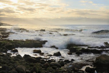 Dalgalar kayalara çarpıyor. Bajamar Tenerife, Kanarya Adası, İspanya.