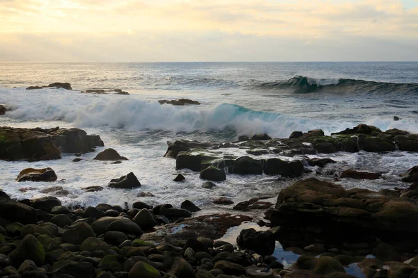 岩に打ち寄せる波 バジャマール テネリフェ カナリア島 スペイン — ストック写真