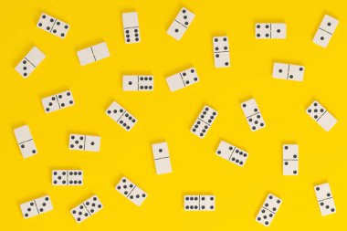 Sarı arkaplandaki domino taşlarının üst görüntüsü. 3d illüstrasyon.