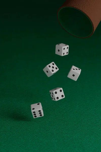 Dobbelstenen Rollen Een Groene Doek Illustratie — Stockfoto