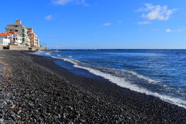 Dalgalar kayalara çarpıyor..