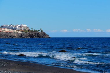 Dalgalar kayalara çarpıyor..