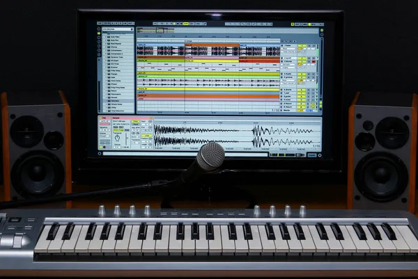 Aufnahmestudio Hause Bildschirm Tastatur Lautsprecher Und Mikrofon — Stockfoto